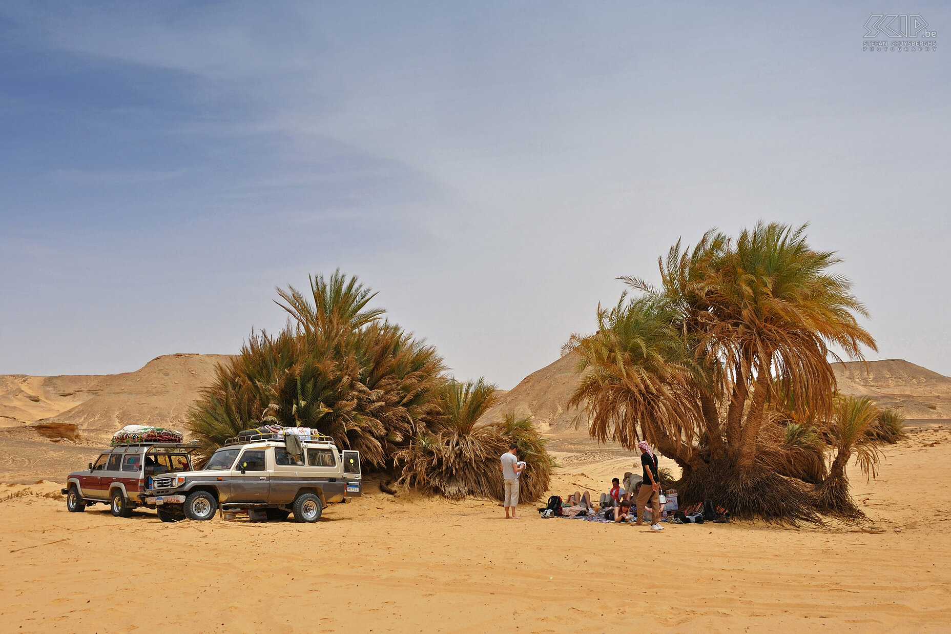 Ain El Maqfi Aan de zeer kleine oase van Ain El Maqfi wachten de jeeps ons op. We eten en rusten er tijdens de zeer warme middaguren. Stefan Cruysberghs